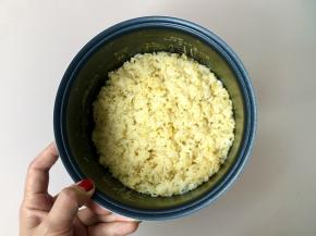 用电饭煲配套的饭铲把杂粮饭拌匀。