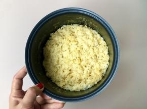 用电饭煲配套的饭铲把杂粮饭拌匀。