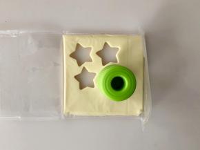 取一片芝士片，用模具刻出五角星的形状，也可以选择其他宝宝喜欢的形状。不仅可以增加饭团的颜值，芝士片含钙量高，奶香味浓，我家宝宝特别喜欢。