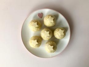 把芝士五角星放在包好的饭团上即可。