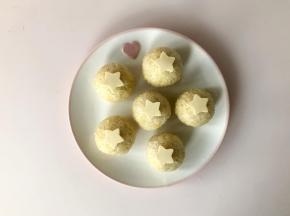 把芝士五角星放在包好的饭团上即可。