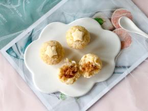 南瓜的清甜，大米的软糯、肉松的鲜香、芝士的奶香，掩盖了小米的粗涩口感，圆形的饭团适合宝宝抓握，摄入更多营养的同时还吃得开心！