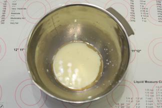 玉米油和牛奶倒入打蛋盆内，搅拌至乳化，呈现乳白色。