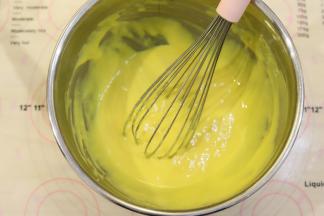 磕入蛋黄，手动打蛋器拌至顺滑的蛋黄糊，蛋清放入冰箱冷冻备用。