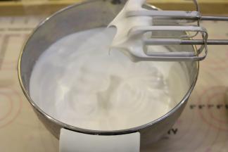 蛋清内滴入5滴柠檬汁，分三次将细砂糖加入蛋清内，打发至湿性偏干性发泡。