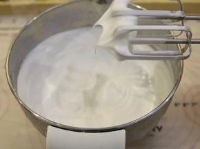 蛋清内滴入5滴柠檬汁，分三次将细砂糖加入蛋清内，打发至湿性偏干性发泡。
