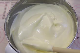 同样的手法翻拌均匀成顺滑的蛋糕糊。