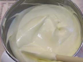 同样的手法翻拌均匀成顺滑的蛋糕糊。