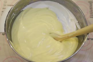 取三分之一的蛋白和蛋黄糊上下翻拌均匀，再将拌好的蛋糕糊倒入剩余的蛋白内。（新手可分为三次混合）