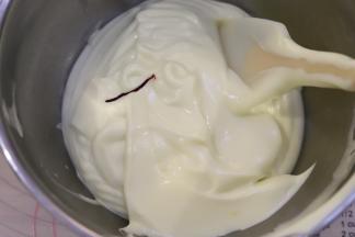 蛋糕糊平均分成三份，其中一份加入一滴红色食用色素，混合均匀。