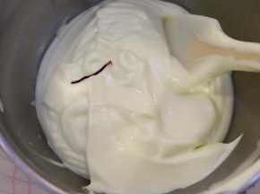 蛋糕糊平均分成三份，其中一份加入一滴红色食用色素，混合均匀。