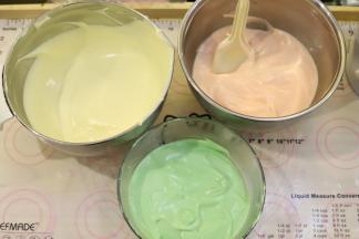 另一份加入绿色食用色素，调成绿色蛋糕糊，另一份原色。