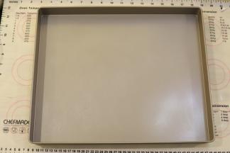 准备一个40CM的方形蛋糕盘，表面均匀的抹上一层薄薄的玉米油。