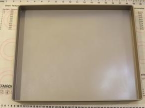 准备一个40CM的方形蛋糕盘，表面均匀的抹上一层薄薄的玉米油。