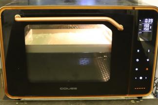 烤箱预热上下火150度，将蛋糕盘放入预热好的烤箱内，中层，时间为36分钟。