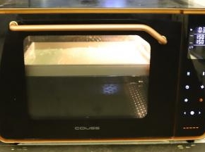 烤箱预热上下火150度，将蛋糕盘放入预热好的烤箱内，中层，时间为36分钟。