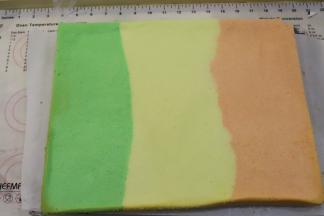 取出蛋糕轻震一下，倒扣放凉。