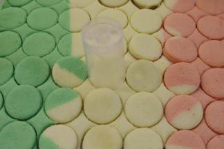 利用推推乐模印出一个个的小圆片。