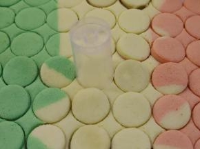 利用推推乐模印出一个个的小圆片。