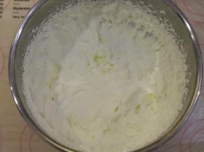 淡奶油加入细砂糖，打发至裱花状态，9成。