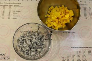 芒果和火龙果切成小粒状，也可以换成自己喜欢的任何水果。