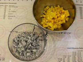 芒果和火龙果切成小粒状，也可以换成自己喜欢的任何水果。