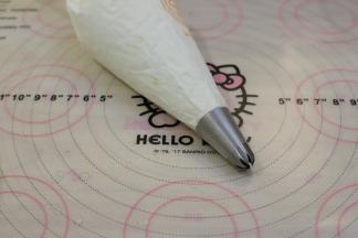 裱花袋装好8齿裱花嘴，装入打发好的奶油。