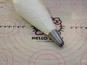 裱花袋装好8齿裱花嘴，装入打发好的奶油。