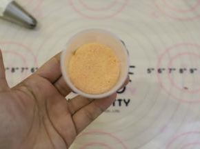 先将一块红色蛋糕片放入推推乐模内，压到最下面。