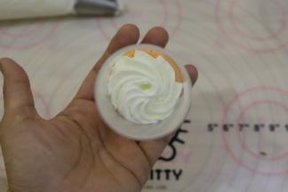 在上面挤一层奶油。