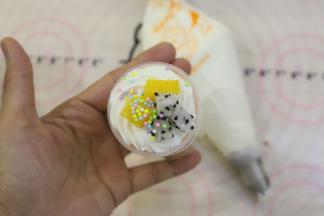 再放入蛋糕片+奶油+水果+蛋糕片，上面挤奶油放水果装饰。