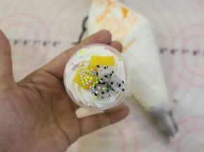 再放入蛋糕片+奶油+水果+蛋糕片，上面挤奶油放水果装饰。