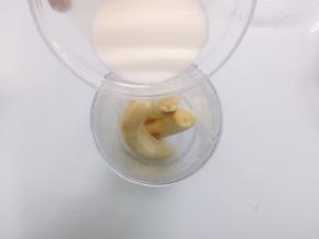 香蕉和牛奶放入搅拌机中搅拌成泥状
