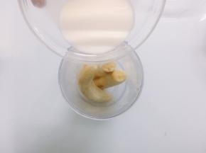 香蕉和牛奶放入搅拌机中搅拌成泥状