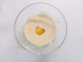 加入一个鸡蛋打散，和香蕉泥混合拌匀