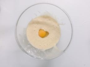 加入一个鸡蛋打散，和香蕉泥混合拌匀