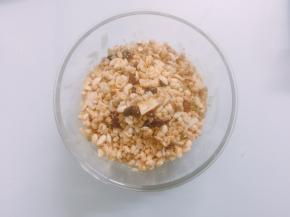 倒入水果麦片，和香蕉泥一起混合均匀