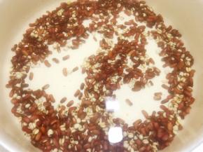 锅里加入赤小豆，薏仁，一次性加入足量的水