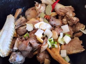 油锅烧热，放入大鹅和配料翻炒片刻