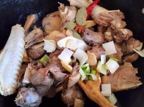 油锅烧热，放入大鹅和配料翻炒片刻