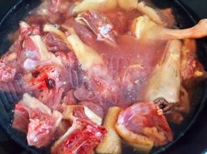 大鹅凉水下锅，焯水去血沫