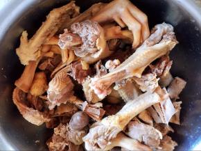 大鹅焯水后捞出，洗净沥干水分