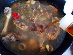 倒入料酒，大火烧开，转中火炖40分钟