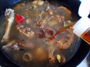 倒入料酒，大火烧开，转中火炖40分钟