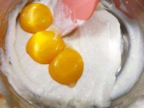 鸡蛋分离，蛋黄加入面糊里