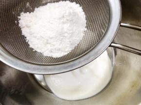 筛入低筋面粉