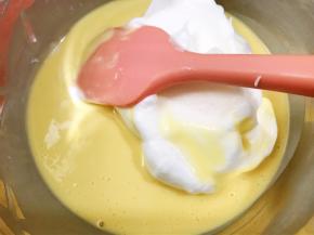 先取3分之一蛋白跟蛋黄糊翻拌均匀