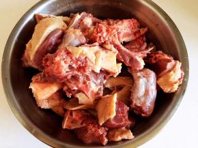 大鹅洗净剁小块