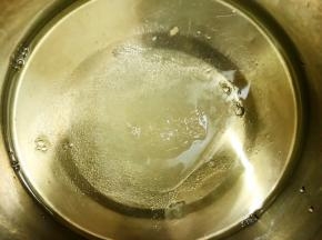蛋清放入无油无水无蛋黄的盆里，加入白糖25克