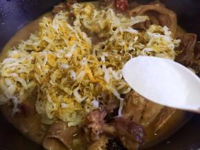 放盐调味，继续炖煮20分钟